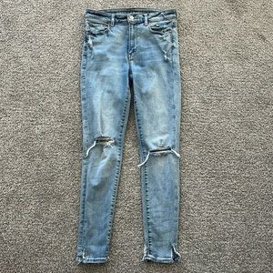 Women’s American Eagle, light wash, Super Hugh Rise Jegging. Size 4.